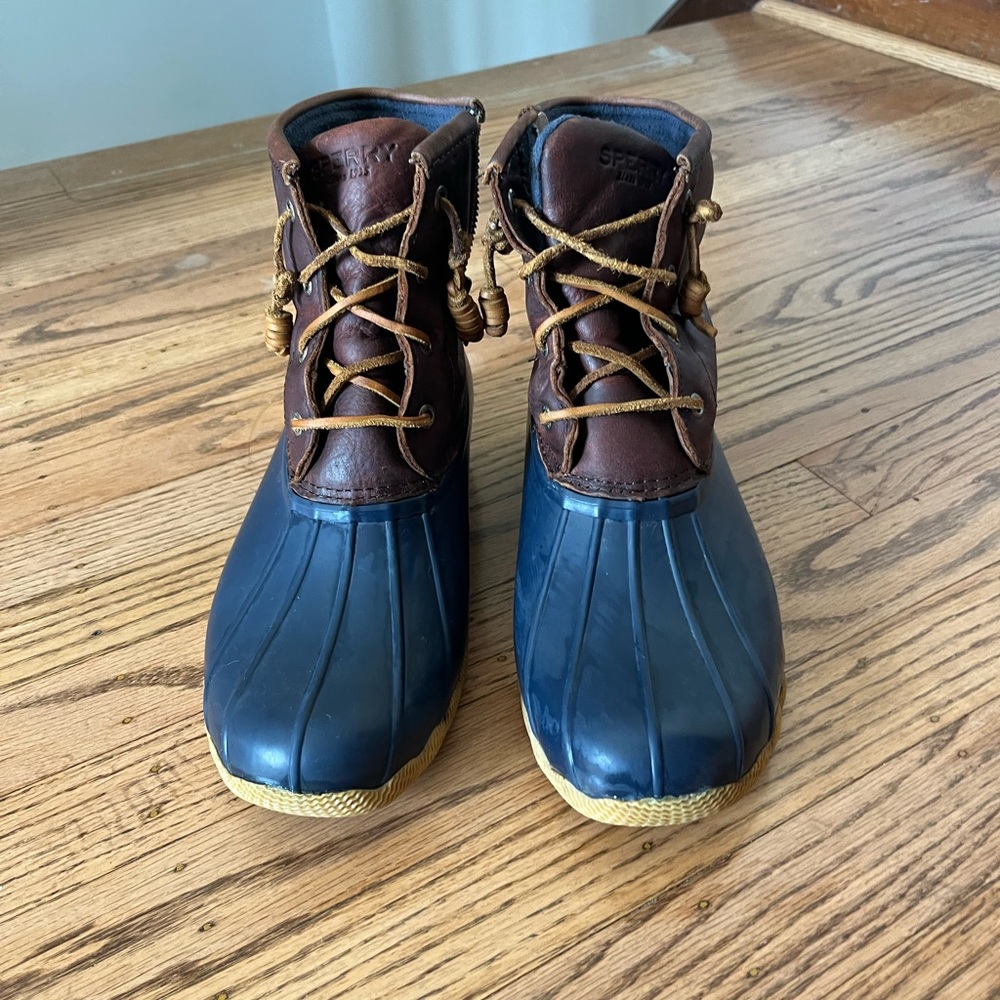 Womens Sperry waterproof rubber and leather boot with thinsulate fleece lining